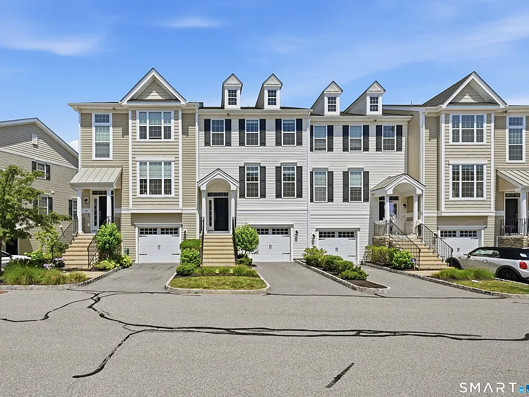 15 Moorland Dr #15 — Photo 1