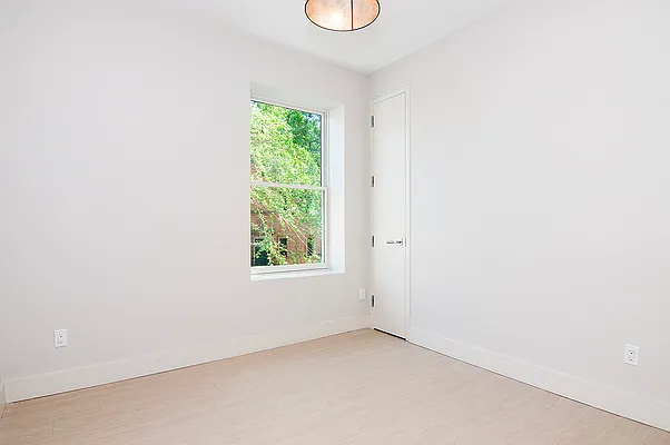 Rented by Perry Associates NYC Inc | media 11