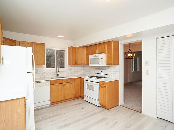 3rd image of 875 W Bryn Mawr Ave