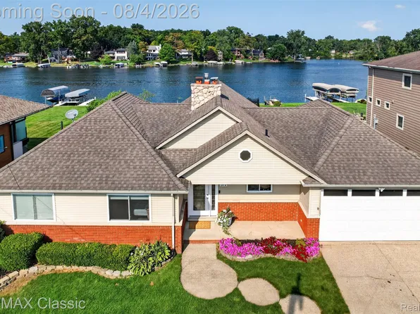 372 Wolverine Dr, Wolverine Lake, MI 48390
