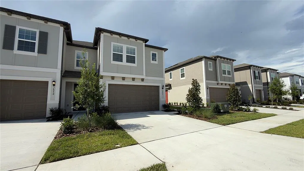 3 bed, 2.5 bath, 1807 sqft, $2,200 — Photo 2