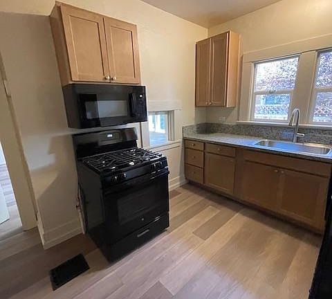 2nd image of 423 N 16th St