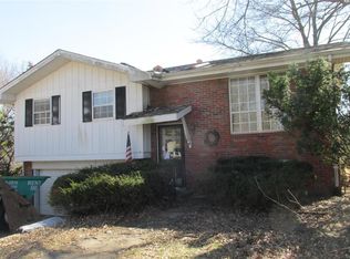 135 Lakeland Hills Dr, Fairview Heights, IL 62208