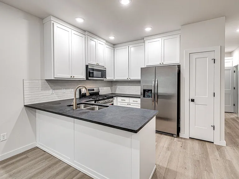 612 W 2nd St #100 — Photo 17