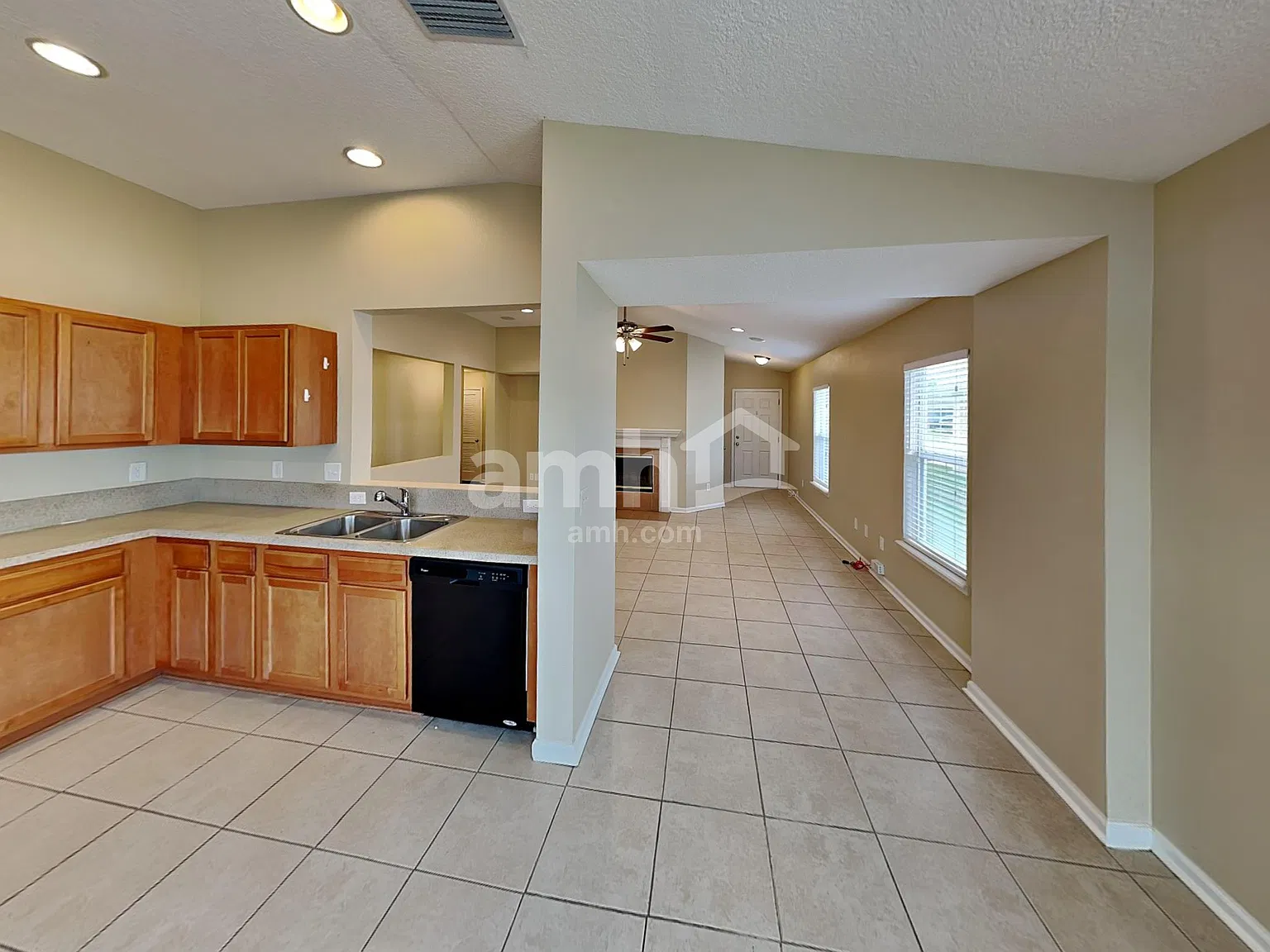 3 bed, 2.0 bath, 1590 sqft, $2,295 — Photo 3