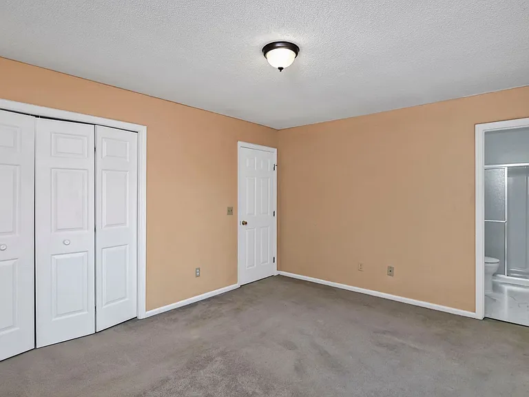 100 Woodspur Rd — Photo 25