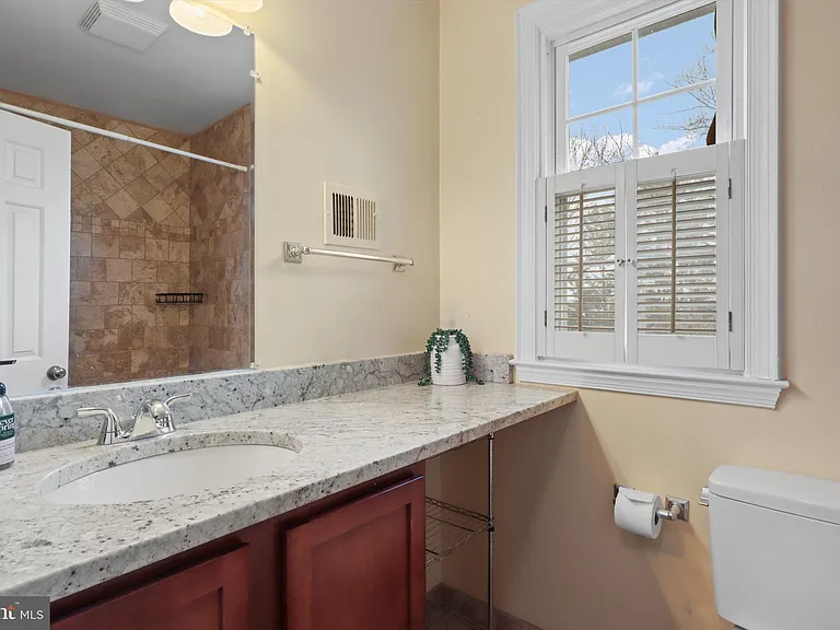 101 Roberts Ct — Photo 27