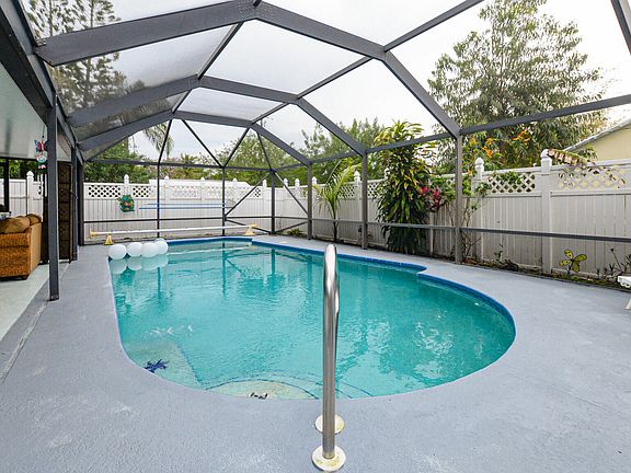 3rd image of 201 SW Thornhill Drive