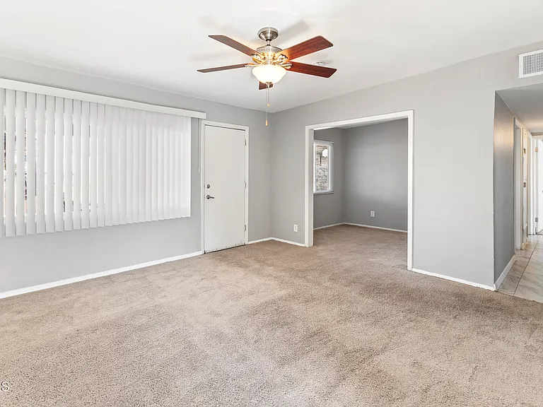 1015 N Clark Dr — Photo 12
