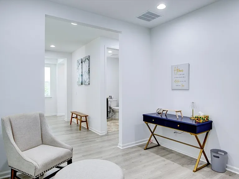 125 Parrot Ave — Photo 2