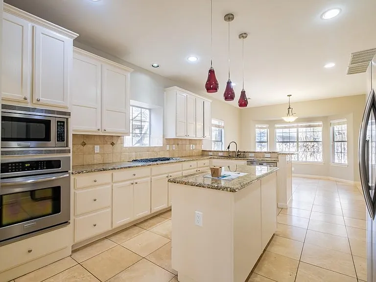 9202 Amanda Dr — Photo 12