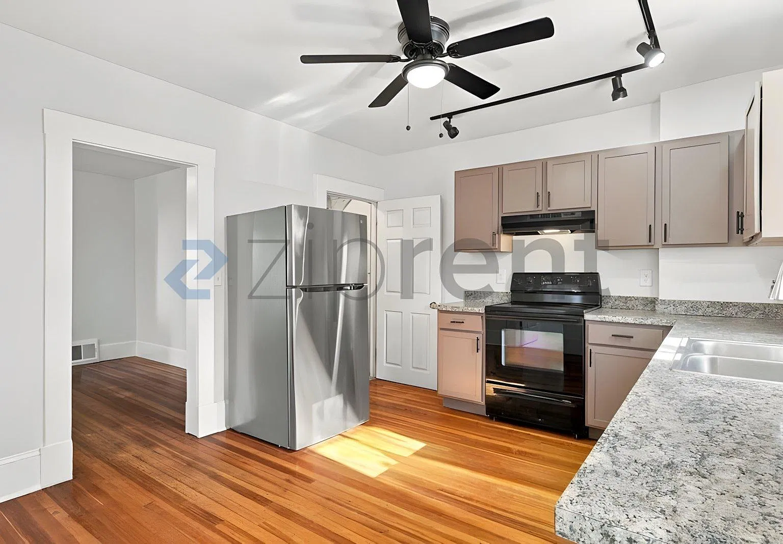 4 bed, 1.5 bath, 1500 sqft, $3,100 — Photo 4