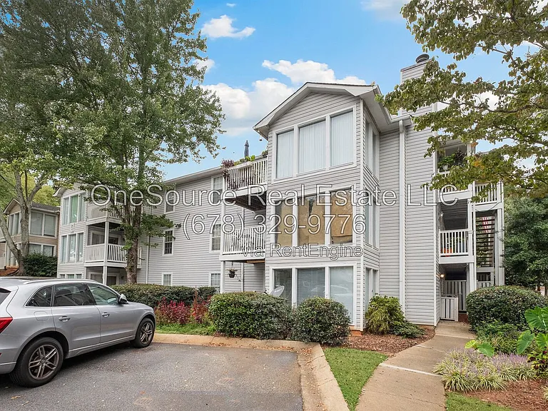 1410 Augusta Dr — Photo 3