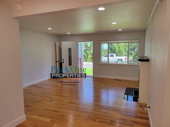 3rd image of 1867 Poplar Dr