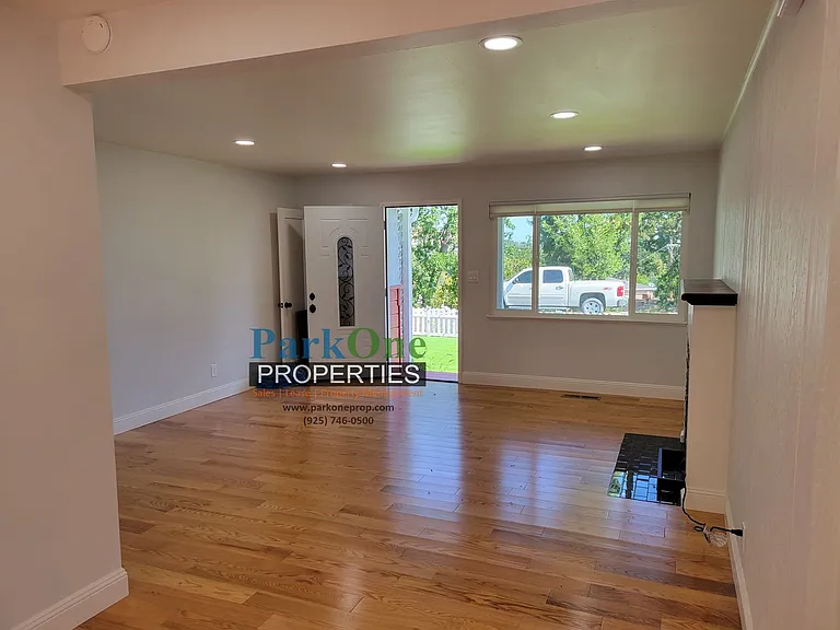 1867 Poplar Dr — Photo 3