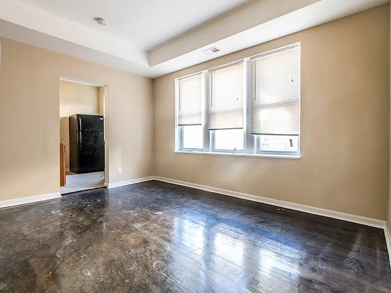 109 N Laramie Ave — Photo 3