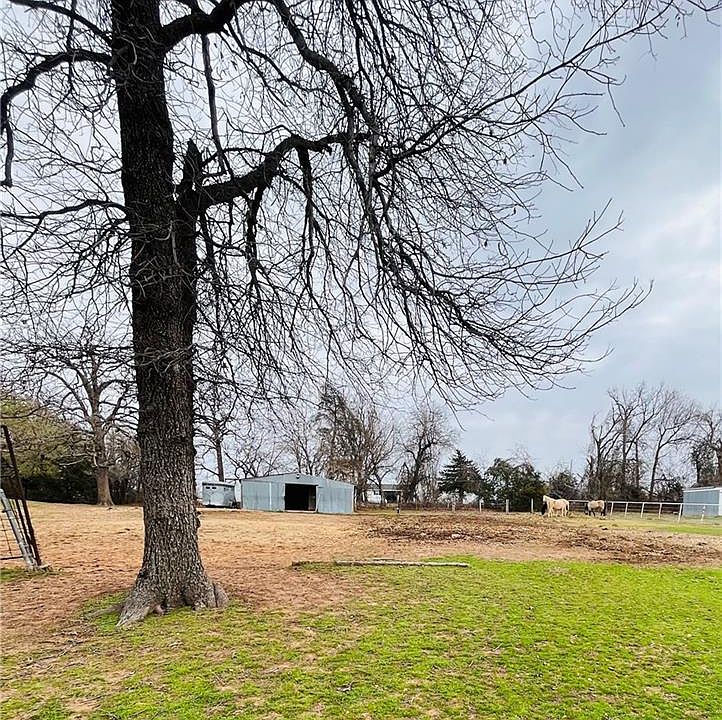 2nd image of 111 Oakleaf St