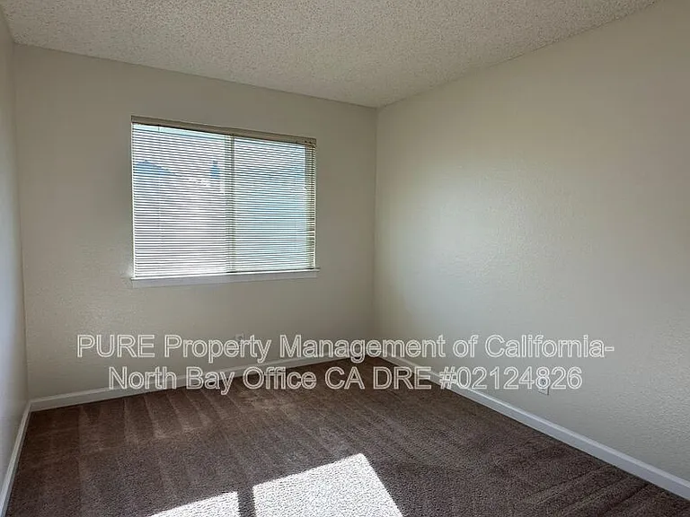 15 Regents Cir — Photo 11