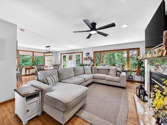 3rd image of 120 Lemon Ln