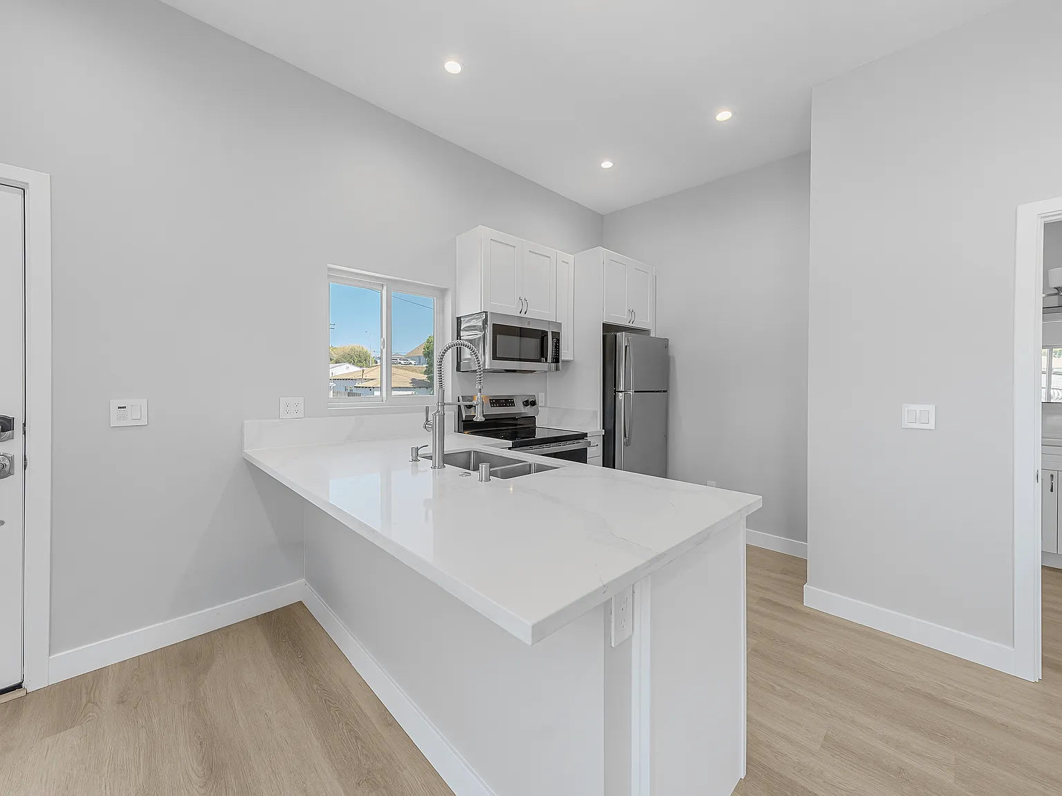 3 bed, 1200 sqft, $3,495 — Photo 3