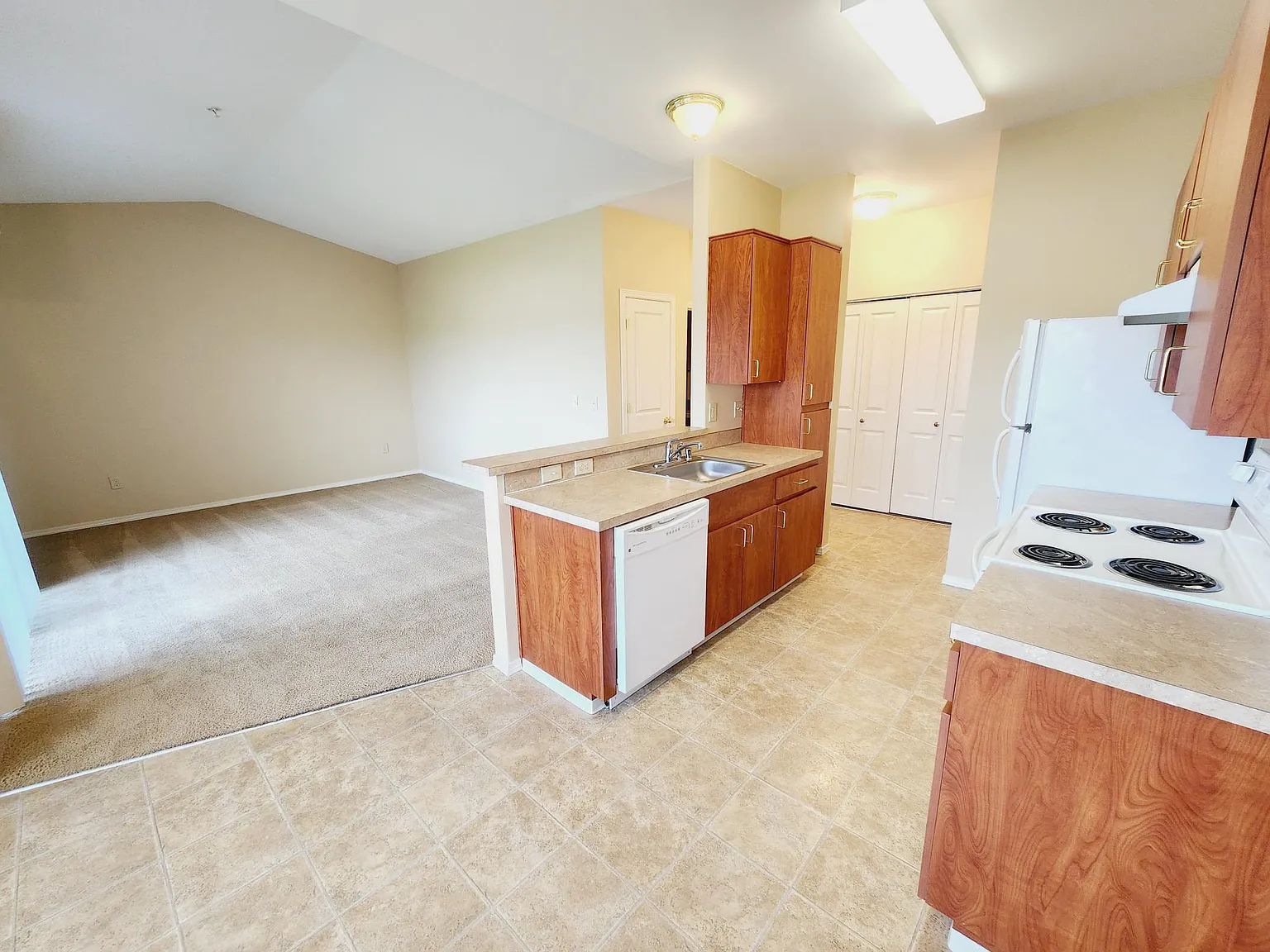 2 bed, 918 sqft, $1,460 — Photo 2