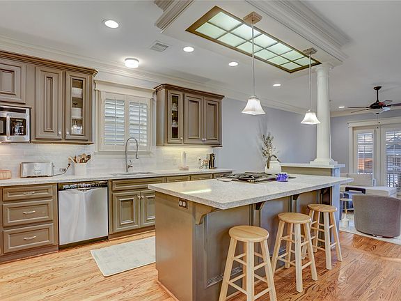 5th image of 625 W 21st St