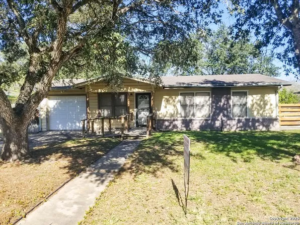 1805 Lucy Lane, Beeville 78102