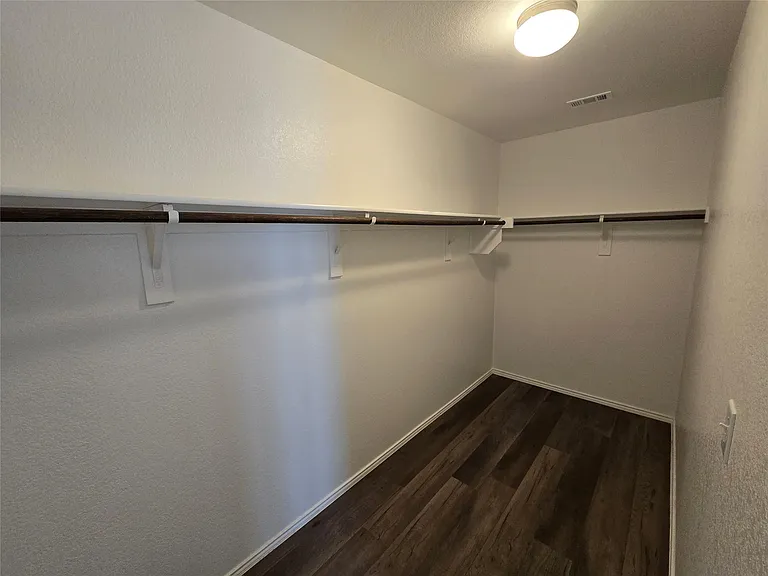 1126 Ainsley Ln — Photo 6