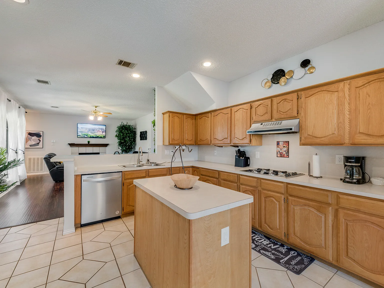 6 bed, 3.5 bath, 3300 sqft, $6,240 — Photo 2