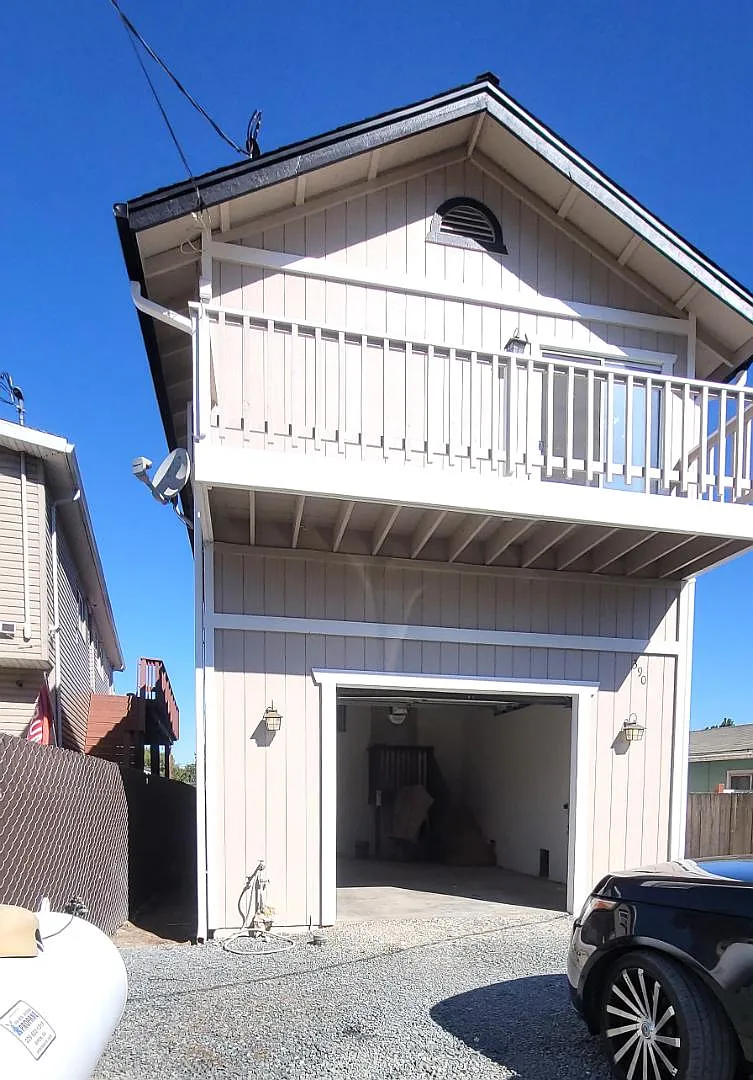 390 Park Ln photo 1