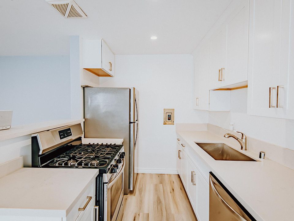 1st image of 928 4th St APT 10