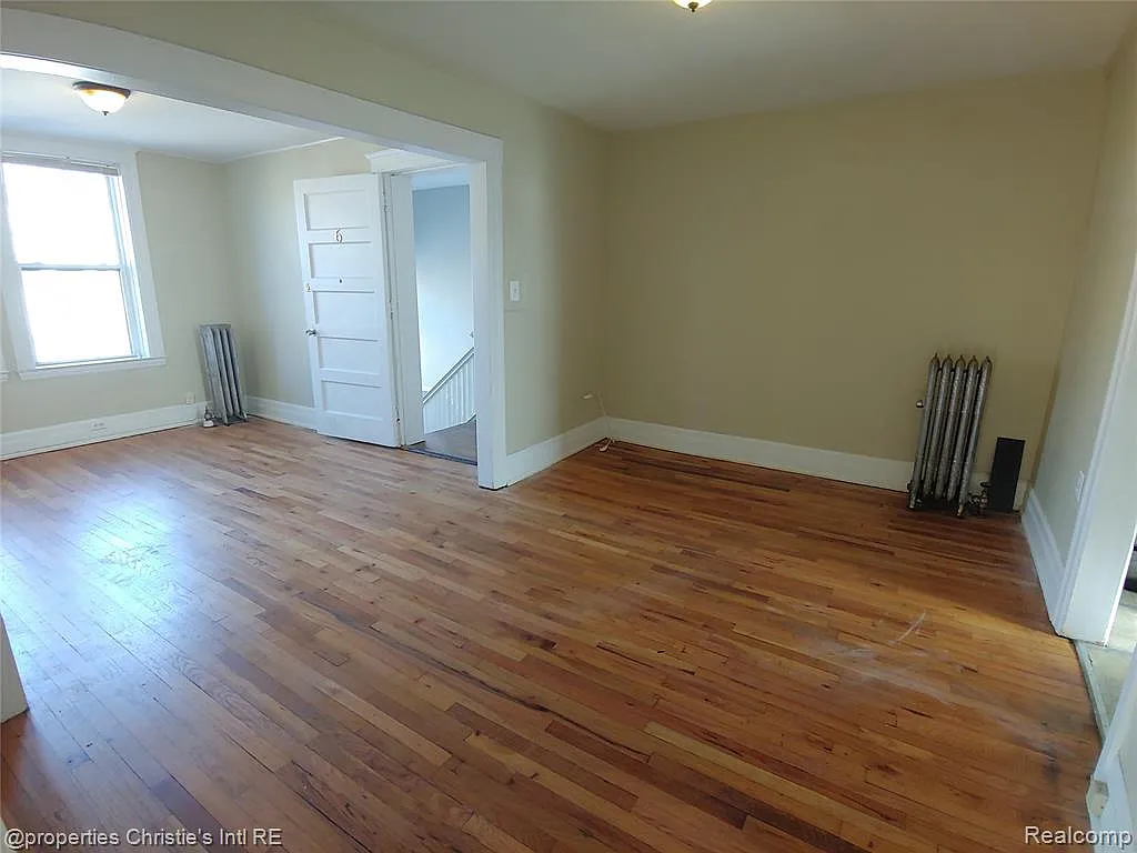 2 bed, 1.0 bath, 800 sqft, $1,300 — Photo 2