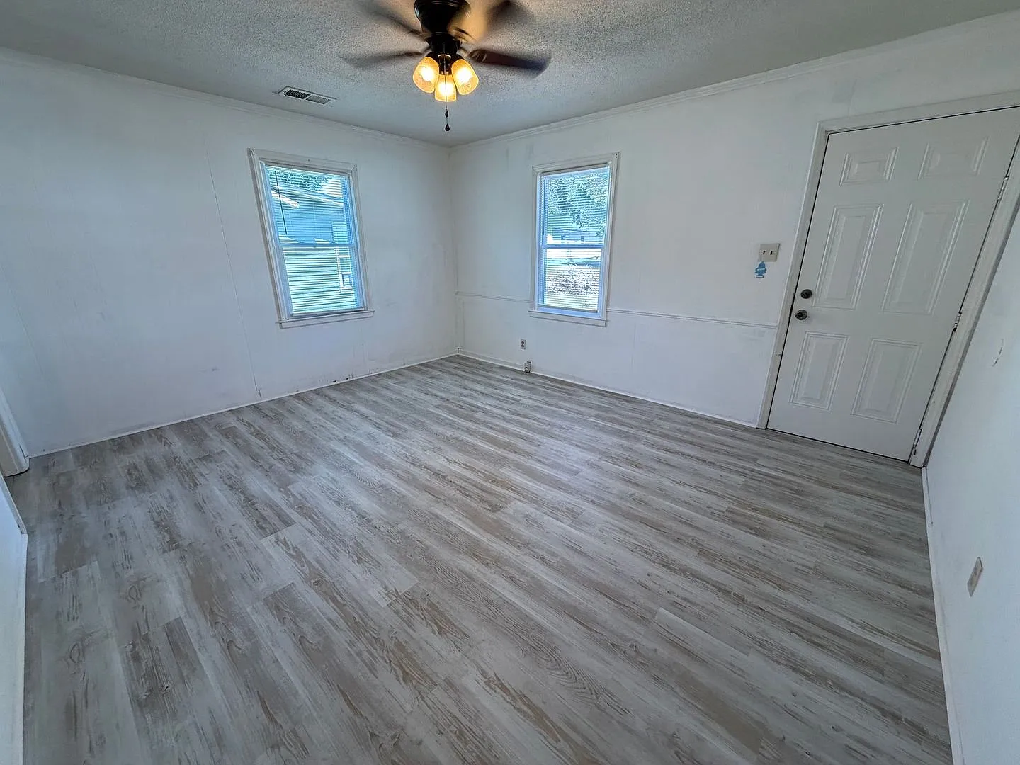 2 Bedroom 1 Bath Home off Heckle Blvd with Central Heat & Air — Photo 3