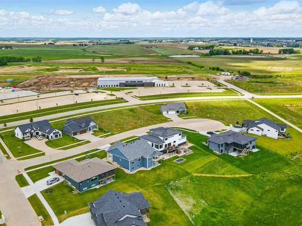1820 Green Oak Ct, Tiffin, IA 52340