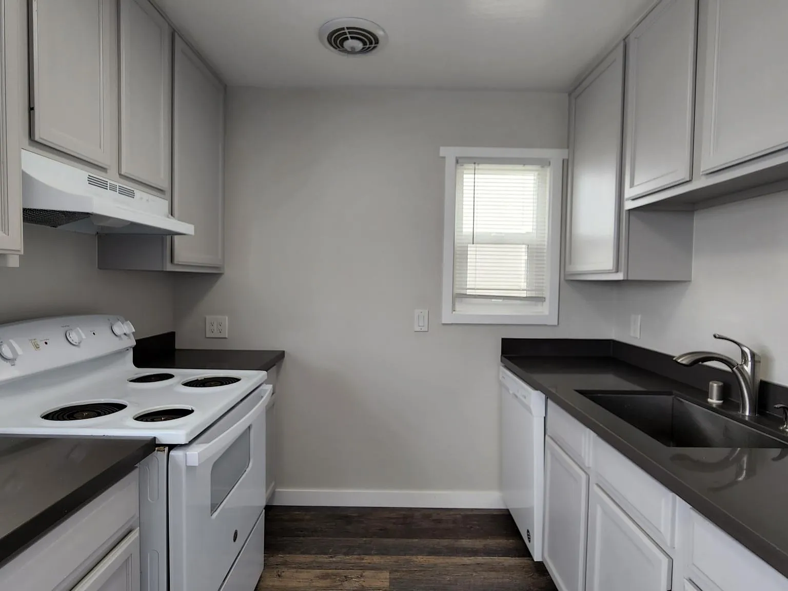 2 bed, 750 sqft, $3,200 — Photo 2