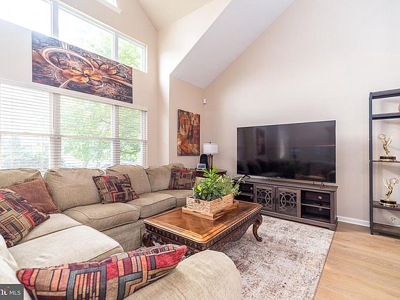4th image of 310 Oxford Pl