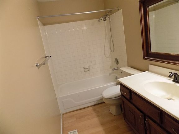 3rd image of 4 Cottonwood Pl