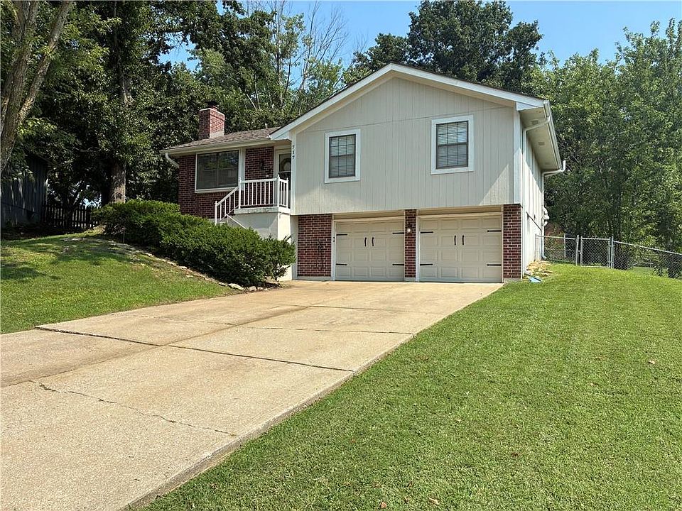 2nd image of 717 SE Parkwood Ct