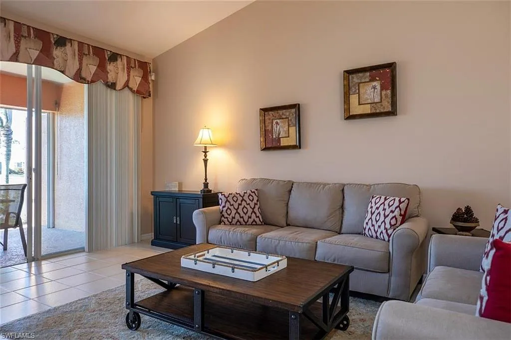 3 bed, 2.0 bath, 1700 sqft, $6,400 — Photo 3