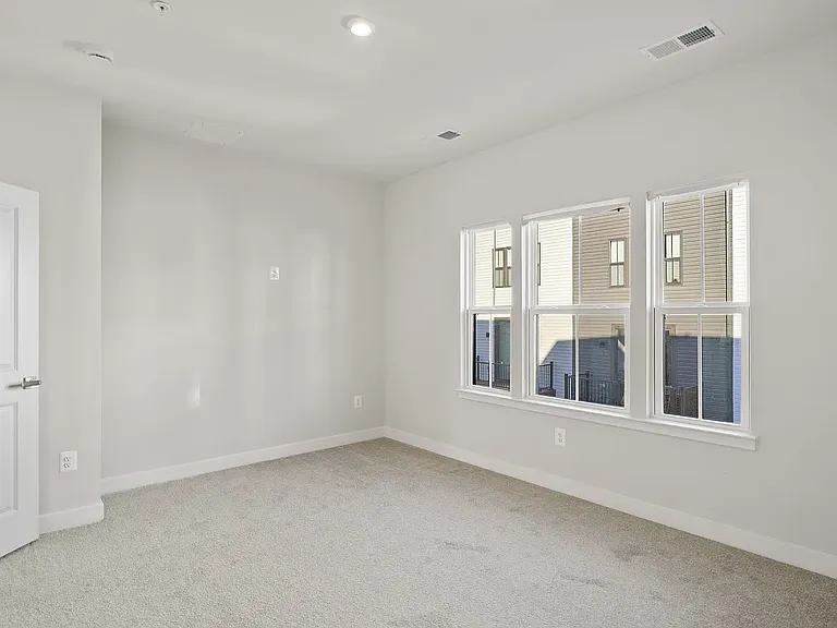 837 Lennox St — Photo 9