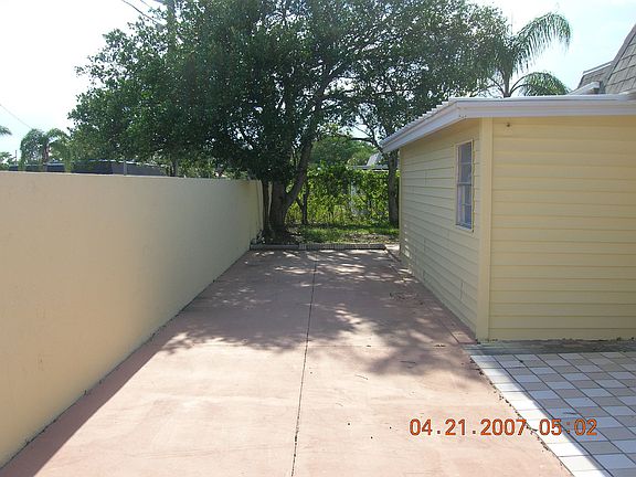Huge Driveway-Cars 