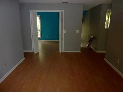 3rd image of 8 Greenbriar Ct