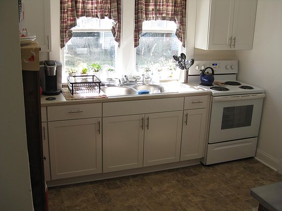 3rd image of 202 Dewey St