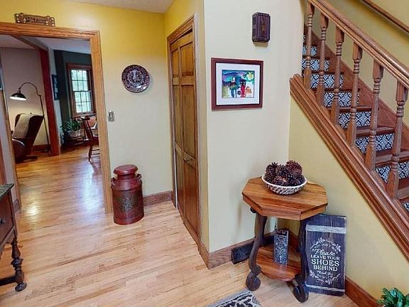 3rd image of 853 Virginia Dr