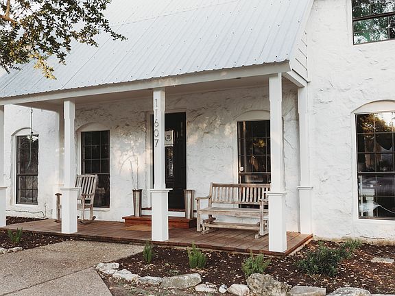3rd image of 11607 Oak Knoll Dr
