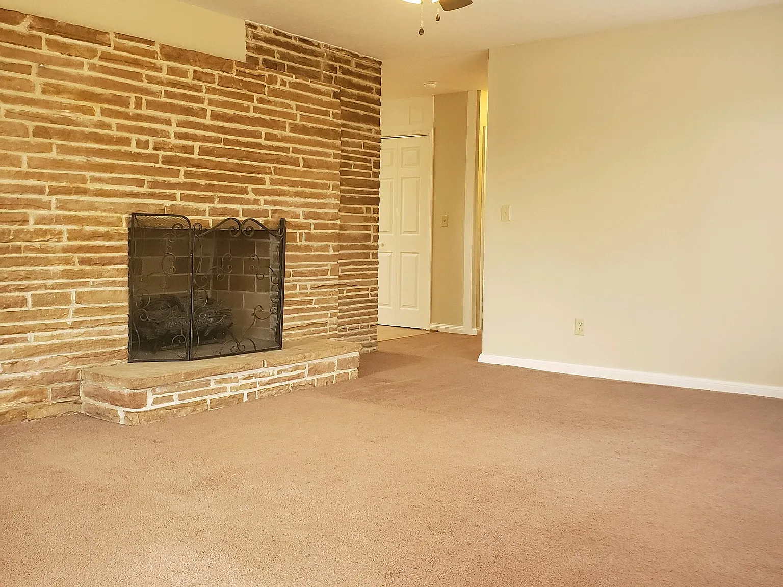 110 Harwood Dr — Photo 3
