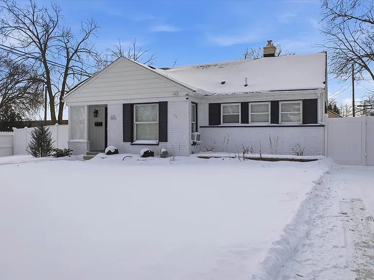 2896 Dorchester Rd — Photo 2