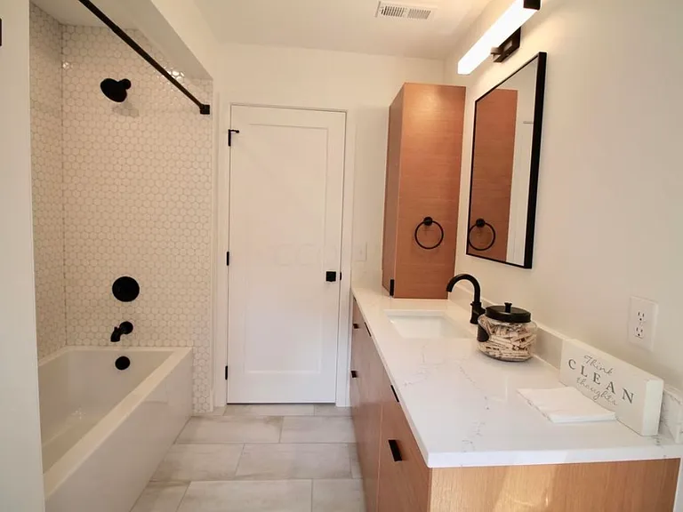 436 Broadway E — Photo 11
