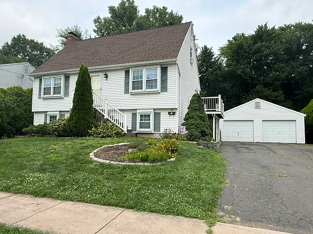 85 Burnham St — Photo 1
