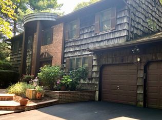 21 Pickering Pl, Dix Hills, NY 11746